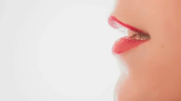 Почему сохнут губы: какие ошибки усугубляют проблему и как вернуть им здоровый вид