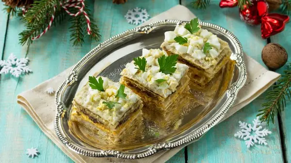 Соленый сливочный торт с селедкой: рецепт оригинальной закуски из Швеции