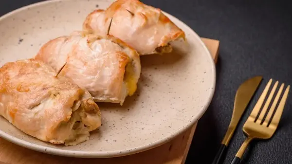 Куриные рулетики с сыром, помидорами и болгарским перцем: рецепт