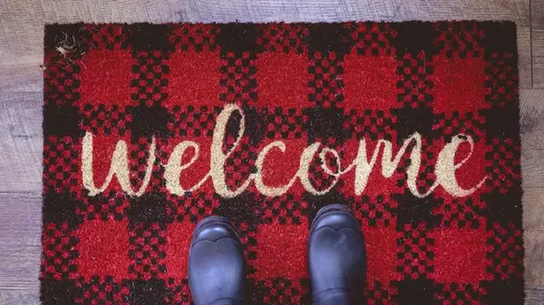 Что положить под коврик перед входом в дом, чтобы пол всегда был сухой: полезный трюк