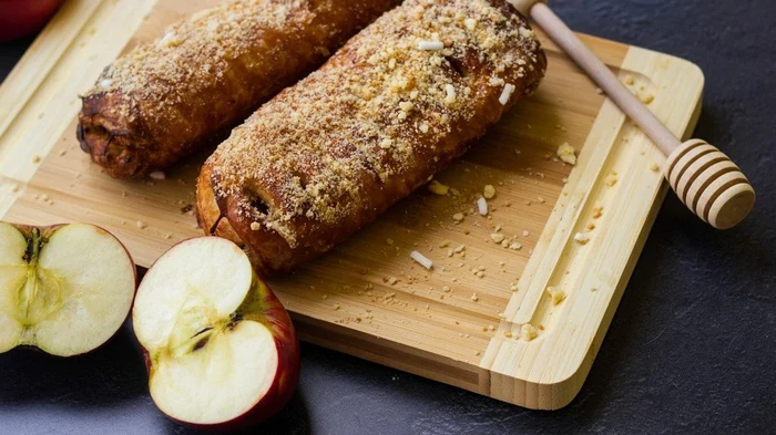 Медовый рулет с яблоками: простой рецепт оригинальной выпечки