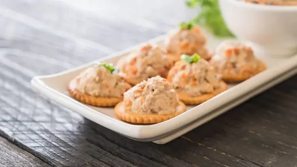 Вкусная намазка из сельди, которую называют «фальшивой икрой»: бюджетный рецепт