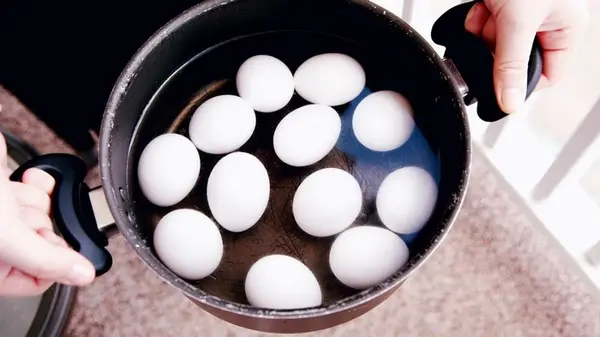 Почему ни в коем случае нельзя класть горячие вареные яйца в холодную воду