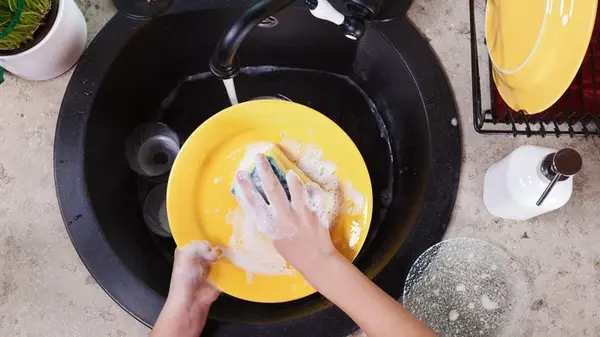 Топ-10 вещей, которые нельзя делать во время мытья посуды