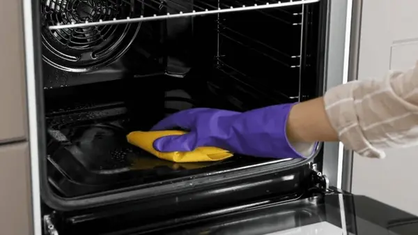 Как очистить духовку и плиту от стойких загрязнений: рецепт простой пасты из трех ингредиентов