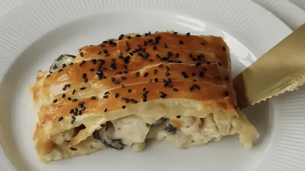 Пирог из слоеного теста с курицей, грибами и сыром: рецепт ароматного праздничного блюда