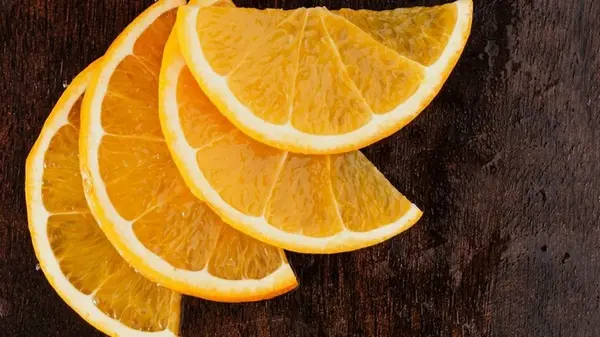 Зачем зимой вешают апельсиновую кожуру на дерево: совет, о котором знают только опытные дачники