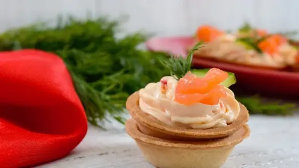Тарталетки с красной рыбой, огурцом и сыром: рецепт праздничной закуски