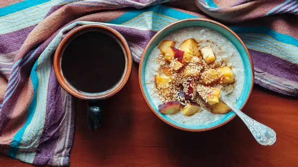 С чем есть овсянку: эксперты назвали продукт, который превратит кашу в настоящий суперфуд