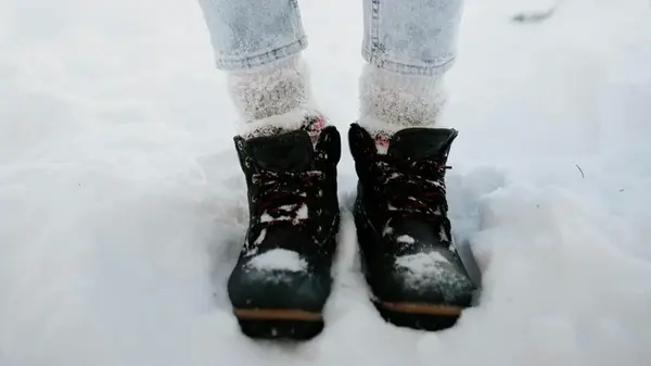 Ноги не замерзнут даже при -20°C: простой лайфхак для тепла в зимней обуви — положите это под стельку