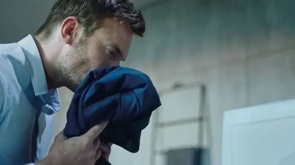 Как избавиться от запаха пота на верхней одежде с подмышек без стирки: 7 простых способов