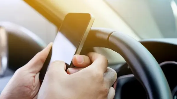 Можно ли заряжать телефон в машине через USB: эксперты объясняют риски