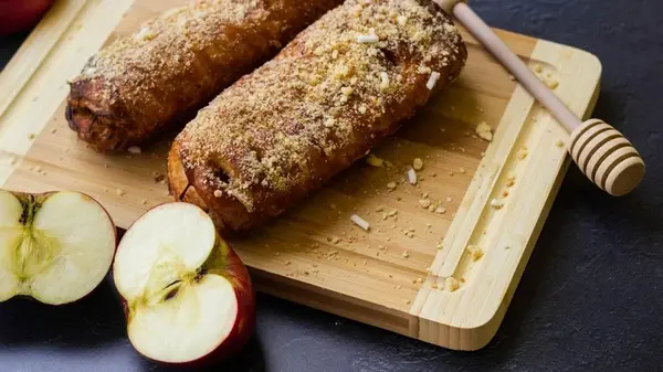 Медовый рулет с яблоками: простой рецепт оригинальной выпечки