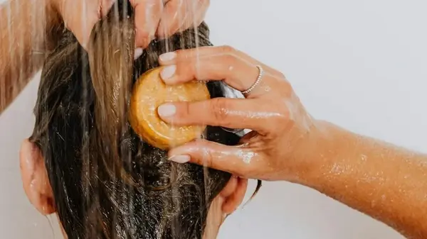 Чем мыть голову, чтобы волосы оставались чистыми до 7 дней: полезные советы трихологов