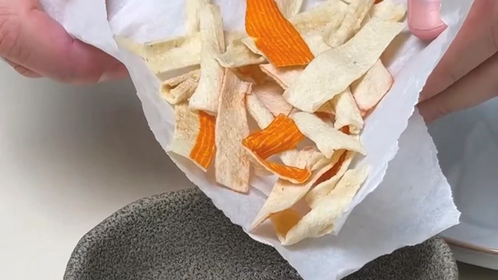 Хрустящие чипсы из крабовых палочек за 3 мин: прекрасно заменяют магазинные
