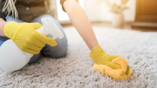 Пятна от кофе, вина и жевательной резинки: как спасти ковер подручными средствами