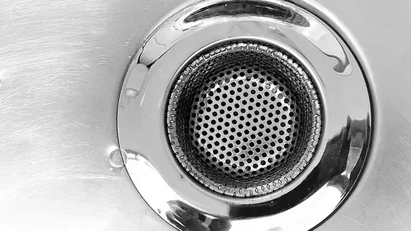 Пять легких способов прочистить слив от волос — один из них с пластиковой трубочкой