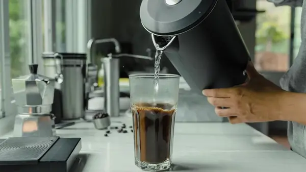 Как очистить чайник от накипи: простой продукт справляется лучше уксуса