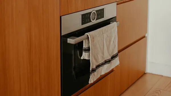 Всего три ингредиента: следы от пригорания исчезнут, а ваша духовка будет сиять – как новая