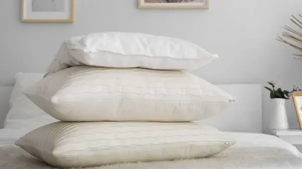 Желтые пятна на подушке: простой прием, который возвращает ткани идеальную белизну