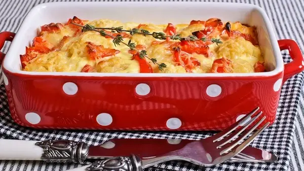 Запеканка из цветной капусты с курицей грибами и сладким перцем: простой рецепт