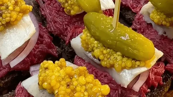 Бутерброды со свеклой и селедкой: рецепт стильной украинской закуски