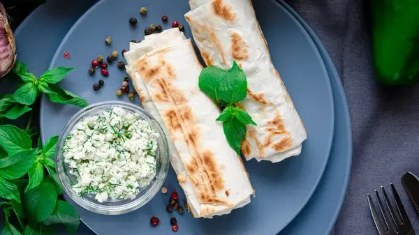 Лаваш с брынзой и зеленью на сковороде: быстрый рецепт для завтрака