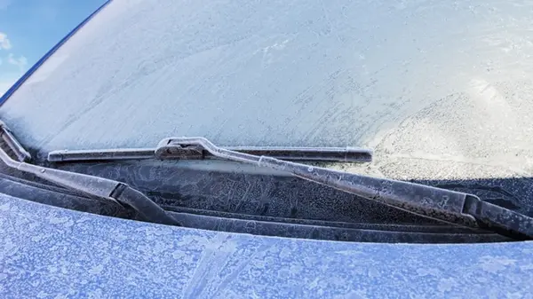 Эти ошибки дорого стоят: эксперты поделились секретами, как уберечь лобовое стекло зимой