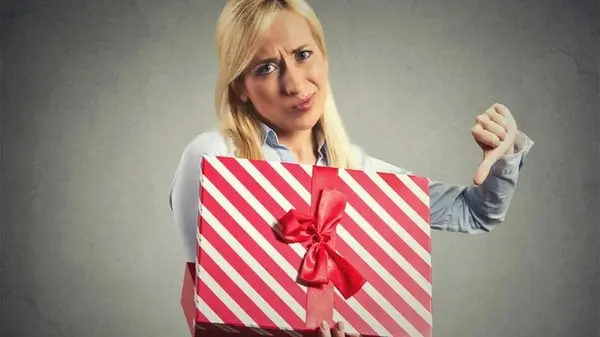 Будет скандал: 8 грубых ошибок при вручении подарка