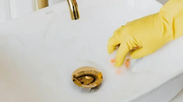 Избавиться от запаха с раковины за 2 минуты — простой способ без соды и уксуса