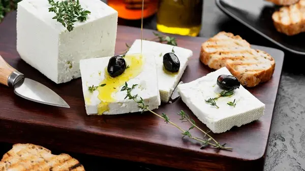 Что будет, если есть сыр фета каждый день: главные последствия для организма