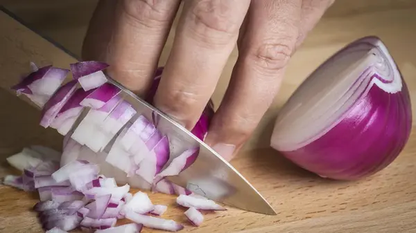 Как отмыть руки от запаха лука: шеф-повар назвала 4 проверенных лайфхака