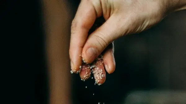 Почему повара солят воду иначе, чем советуют кулинарные книги: раскрытие главного мифа