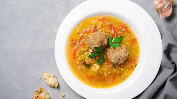 Суп с чечевицей, фрикадельками и овощами: полезный рецепт