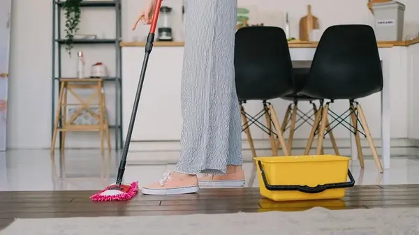 Пол сияет без липкости: добавляю 3 столовые ложки этого в ведро — и паркет чистый целых 10 дней