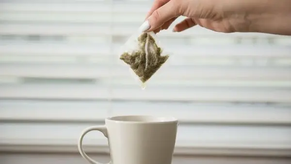 Эту ошибку совершают 90% людей: почему категорически нельзя отжимать пакетик чая
