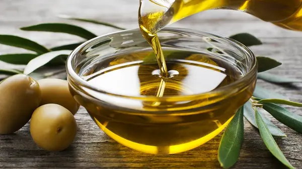 Увлажнение или забитые поры: эксперты объяснили, стоит ли мазать лицо оливковым маслом