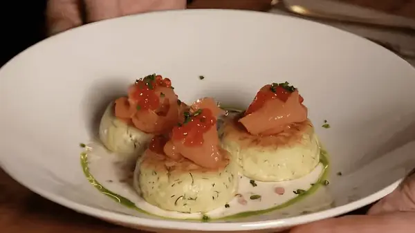 Соленые сырники с лососем и зеленым маслом: рецепт оригинального завтрака