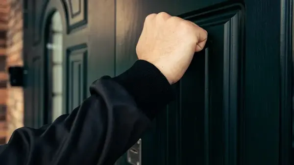 Почему послышался резкий стук — примета которую должен знать каждый