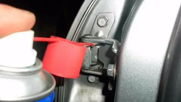 Почему скрипят двери автомобиля и как решить проблему