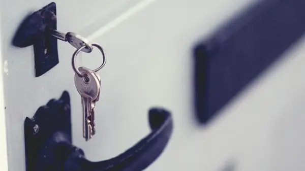 Опасная привычка: что происходит, когда вы оставляете ключ в дверях на ночь