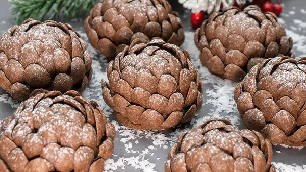 Элементарный десерт без выпечки на Новый год: нежное пирожное «Шишки»