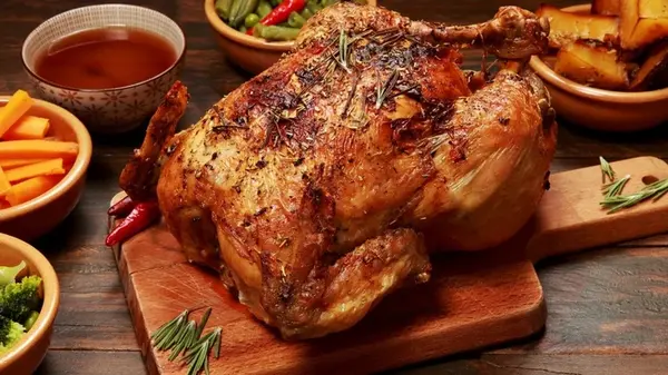 Как запечь курицу в духовке, чтобы она получилась сочной и с красивой корочкой