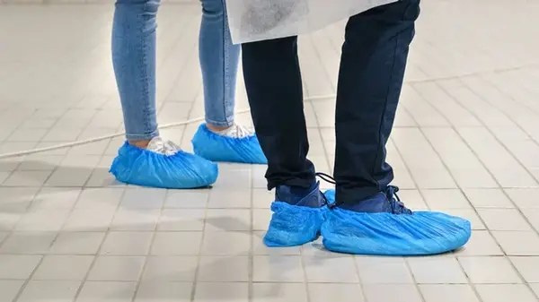 10 нестандартных способов использования бахил в быту, хозяйстве