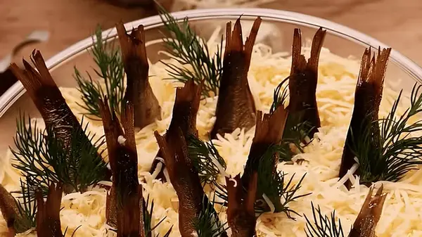 Салат со шпротами: простой рецепт с интересным видом