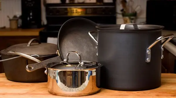 Как быстро отмыть кастрюли и сковородки от жира в холодной воде: методы, проверенные временем