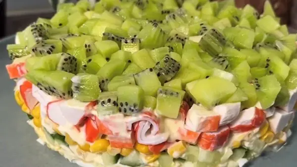 Праздничный салат с киви: готовится легко, а вкус удивит всех