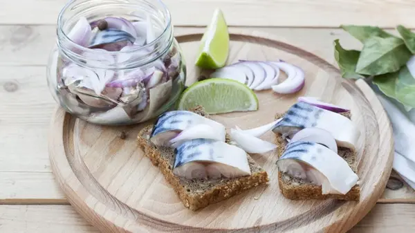 Так маринуют скумбрию единицы хозяек, а зря: получается вкуснее лосося