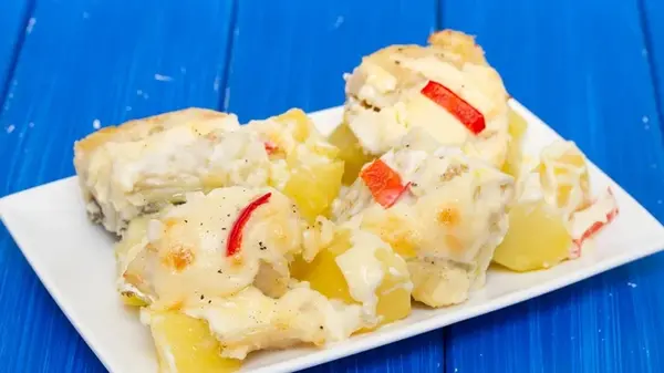 Хек, запеченный с картофелем, сыром и сметаной: хороший рецепт для вкусного ужина