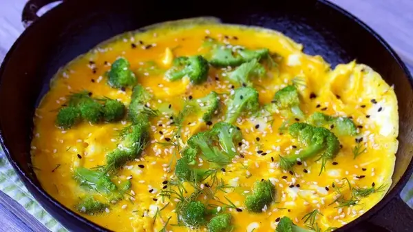 Омлет с брокколи и творогом на сковороде: рецепт красивого завтрака